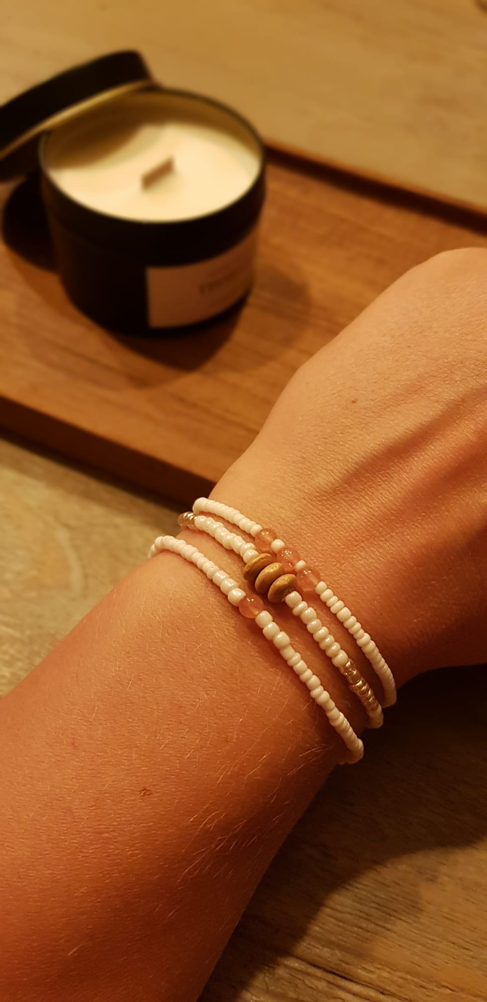 Armbandje Witte glaskraal met roze