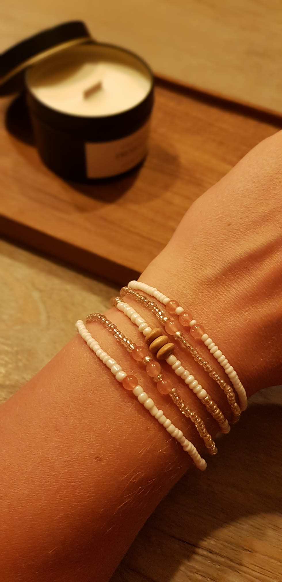 Armbandje Witte glaskraal met roze