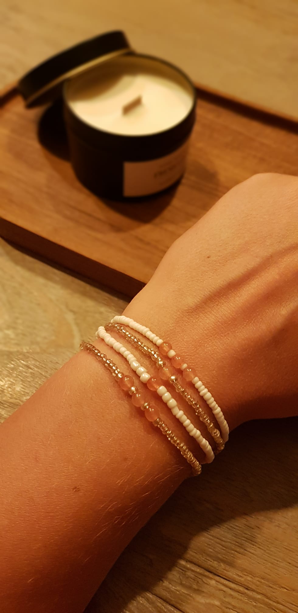 Armbandje Witte glaskraal met roze