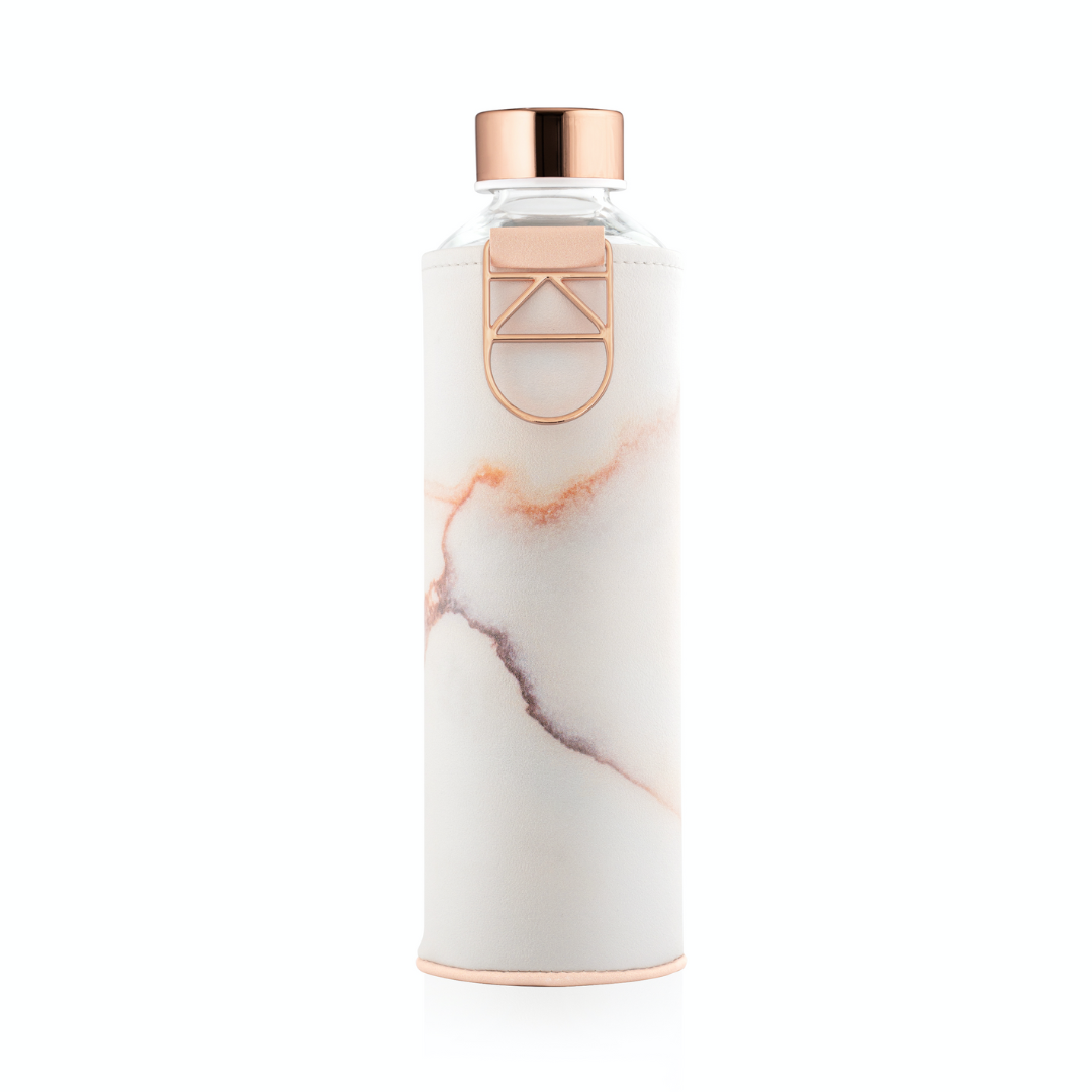 glazen fles met rose gouden accenten en lavasteen hoes